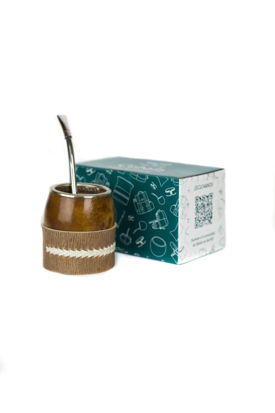 Mate uruguayo con posa mate y bombilla