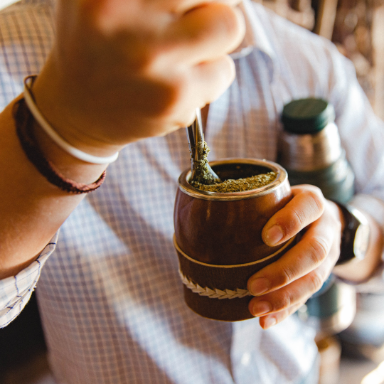 Mate uruguayo con posa mate y bombilla